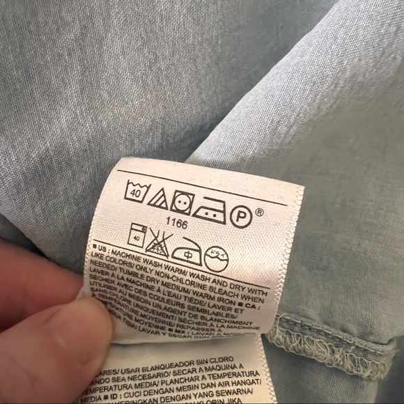 Old Navy - Split Back Button Down - Picture 9 of 9
